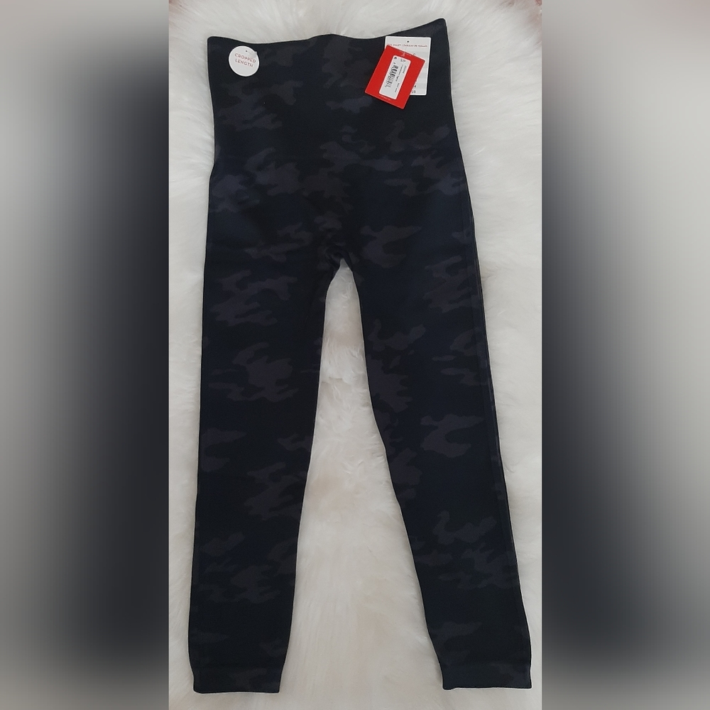 NWT SPANX Look At Me Now Seamless Shaping Cropped Camo Leggings - Picture 5 of 10
